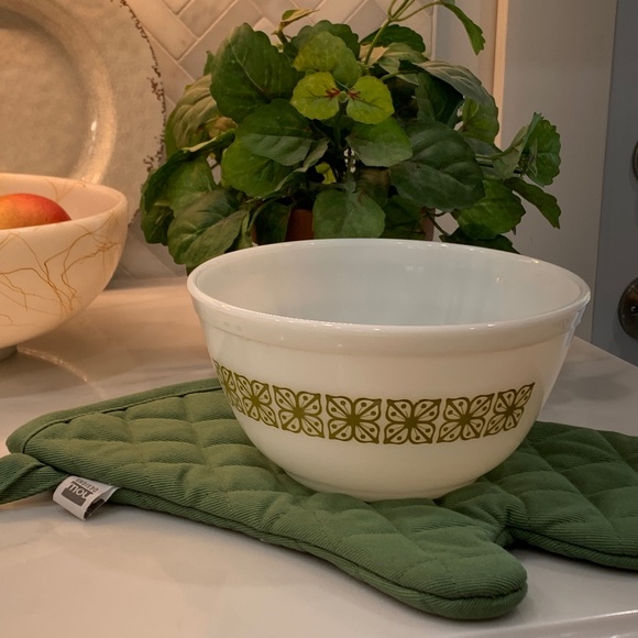 Vtg. Pyrex 1.5 qt Bowl, Autumn Floral (Verde) + NEW Retro Avocado Potholder - Picture 16 of 16
